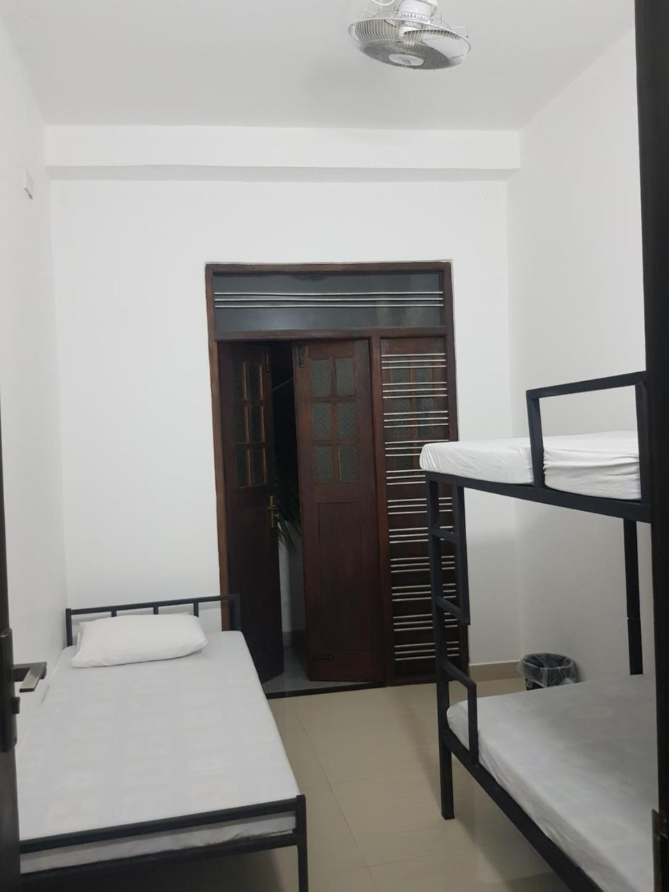 Steps Backpackers Hostel Коломбо Экстерьер фото